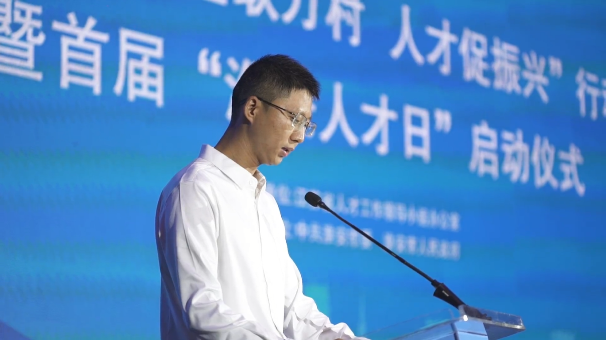 我校挂职干部杨强作为科技镇长团团长代表在淮安市级人才会议上作交流